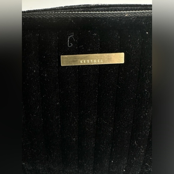 👜 Kestral Black Velvet Makeup Bag with Gold Zipper ✨ - Picture 3 of 11